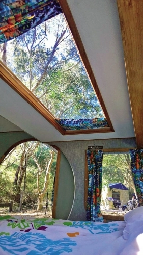 Duży świetlik dachowy, znajdujący się w wysuwanej części, ciągnie się przez całą szerokość przyczepy - zdjęcie 4